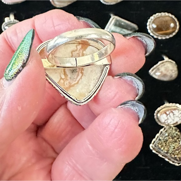 Is natural, banded, agate, teardrop, pear silver overlay stamped 925 size 8.5 - Picture 5 of 10